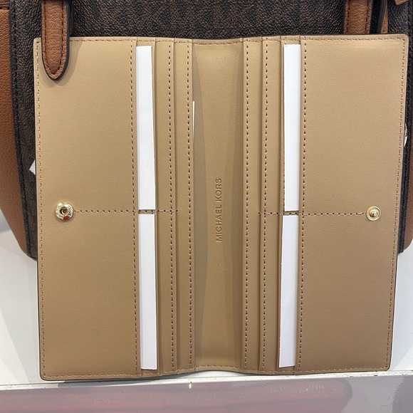 Michael Kors Reed Large Bifold Pebbled Leather Snap Wallet Card Case
Camel
NWT - Picture 6 of 16